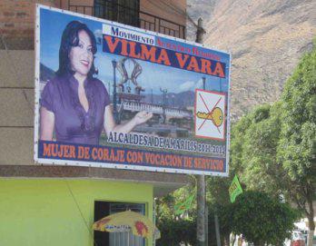 Observan listas  de Vilma y Silvia