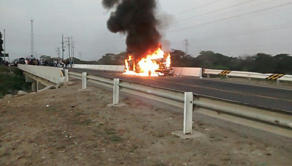 ​San Luis: Camión se incendia tras caer artefacto pirotécnico (VIDEO)