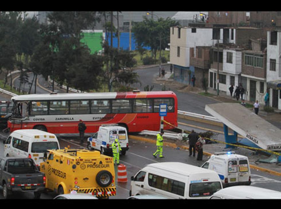 FOTOS: Bus se despista y choca con paradero en la vía de Evitamiento