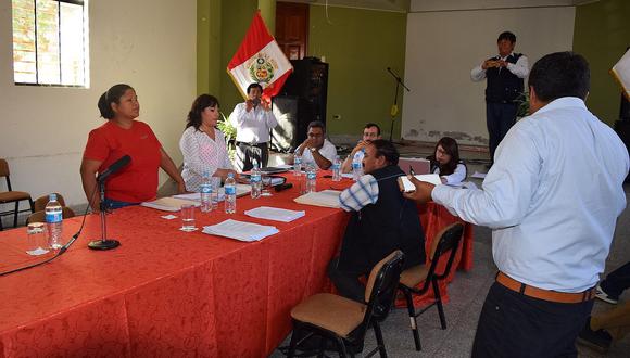 Regidores se ganan "huevazos" tras sabotear sesión de concejo en Tacna (VIDEO)