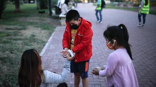 Cinco consejos para preparar emocionalmente a los niños antes de salir a la calle   