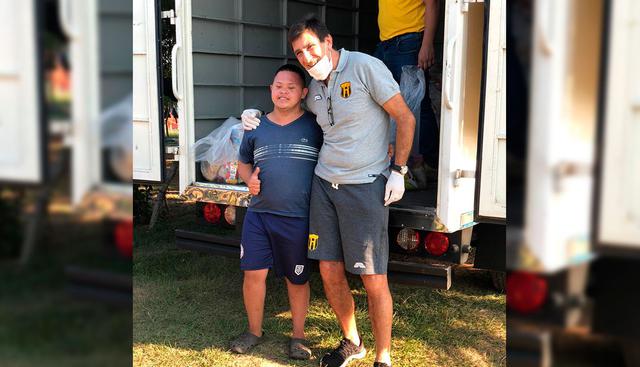 El entrenador argentino fue visto ayudando a los más necesitados en Paraguay. (Foto. Twitter)