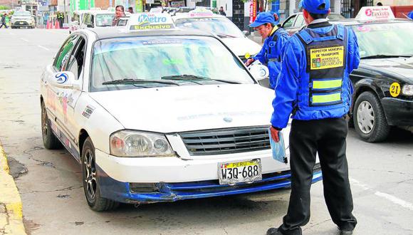 Inspectores de tránsito de Huancayo multan a taxistas piratas