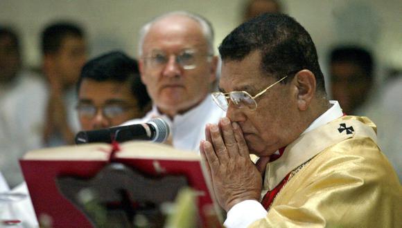 El máximo líder de la iglesia católica nicaragüense y arzobispo de Managua, cardenal Miguel Obando, realiza la misa de Jueves Santo, mientras es escuchado por el nuncio apostólico Jean Paul Gobel (I), el 24 de marzo de 2005, en la Catedral Metropolitana de Managua. (Foto por MIGUEL ÁLVAREZ / AFP)