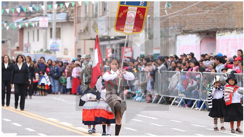 'Pérez' y  'Carhuancho' se juntan en desfile por aniversario en Huancayo (FOTOS)