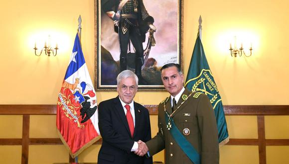 El presidente de Chile, Sebastián Piñera y el director de Carabineros de Chile, Mario Rozas, se saludan durante la ceremonia de ascenso del general como alto mando de la policía, el 7 de enero de 2019 en Santiago. (EFE/Presidencia de Chile).