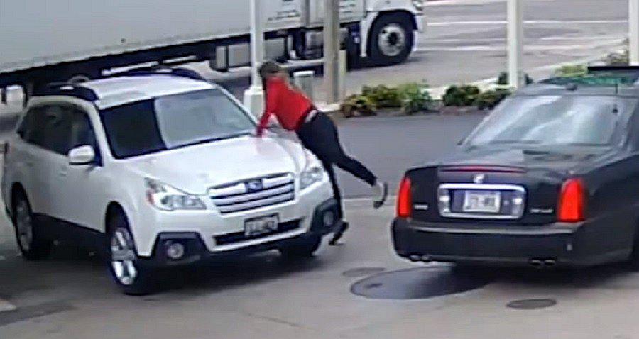 YouTube: Mujer se lanza sobre su camioneta para evitar que la roben [VIDEO]