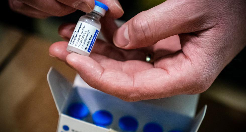 Una fotografía tomada el 12 de abril de 2021 muestra un frasco de la vacuna Johnson & Johnson Janssen contra el coronavirus Covid-19. (Foto de ROB ENGELAAR / ANP / AFP).