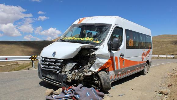 Puno: choque de minivan casi causa tragedia en  la vía Putina - La Rinconada 