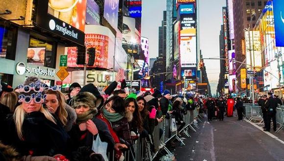 Miles de personas llegan al Time Square para celebrar año nuevo