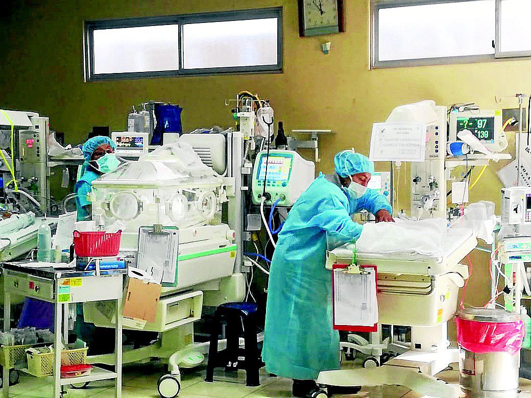 ​22 bebés prematuros hacinados en una sala del hospital El Carmen 