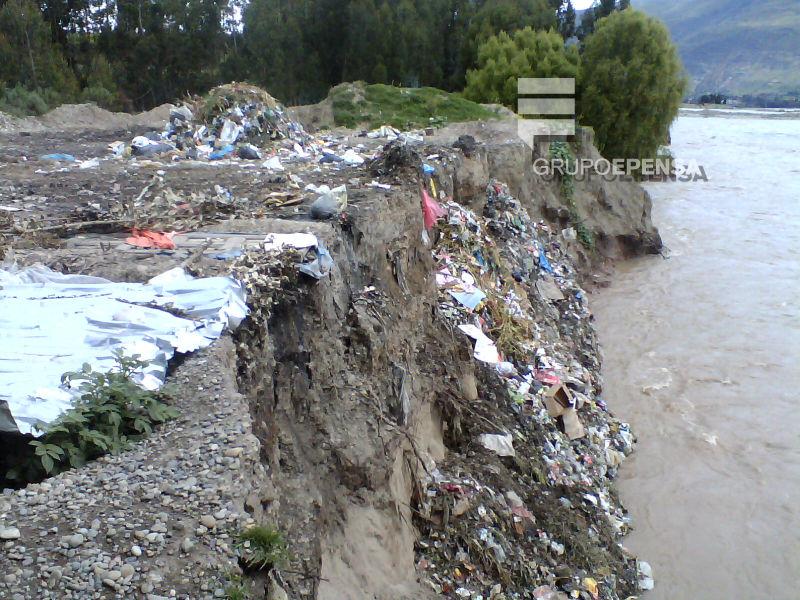 Peligro ecológico: Municipio arroja residuos sólidos al río Mantaro