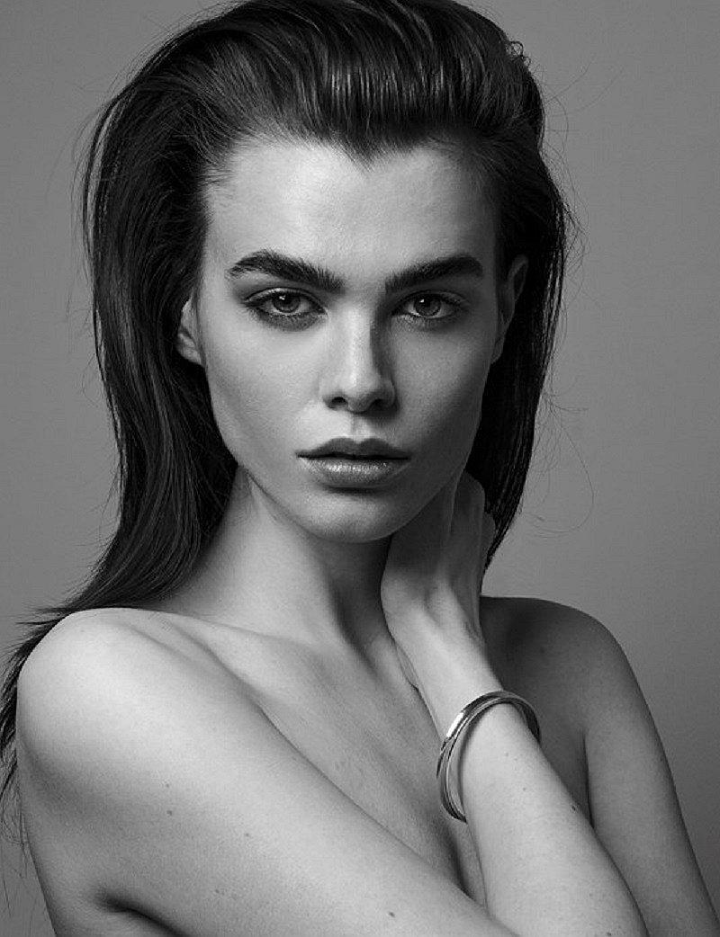 Modelo británica publica foto y no le importa lucir celulitis 