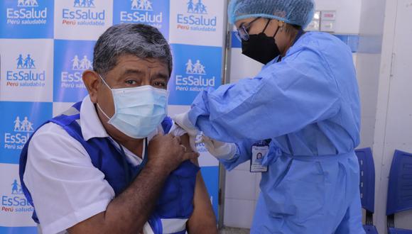 EsSalud inició con la vacunación de la cuarta dosis contra la COVID-19 en su personal