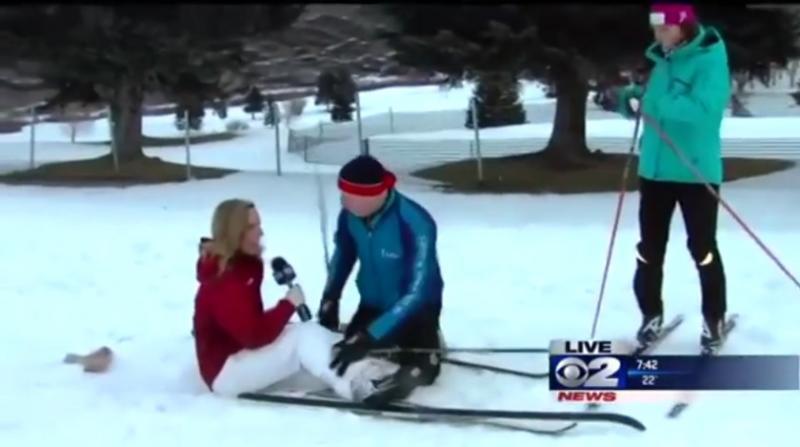 Periodista se desmaya en vivo, despierta y continúa con la entrevista