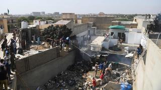 Mueren al menos 60 personas al estrellarse un avión en Pakistán 