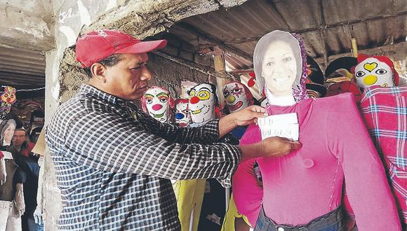 Año Nuevo: Muñecos de Leyla Chihuán y César Hinostroza son los más pedidos en Chimbote