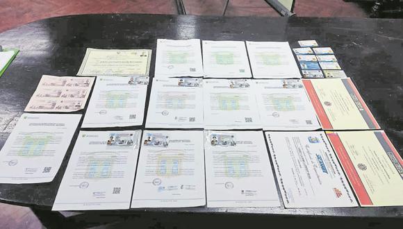 La Policía incautó 15 documentos con firmas y sellos falsos de la Municipalidad de Chiclayo que los detenidos pretendían ofrecer por redes sociales a cambio de dinero.