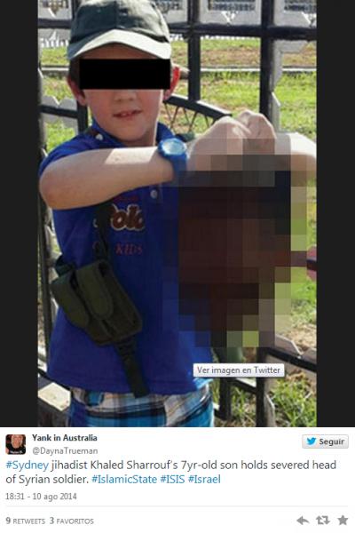 ¡Condena mundial! Niño yihadista australiano posa en Siria con una cabeza humana