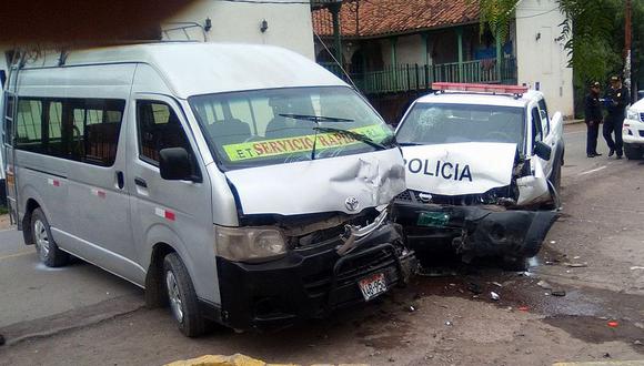 Patrullero choca con combi y deja varios heridos en Cusco