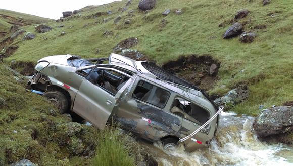 Cusco: Dos muertos y seis desaparecidos tras caída de minibús a río en Calca