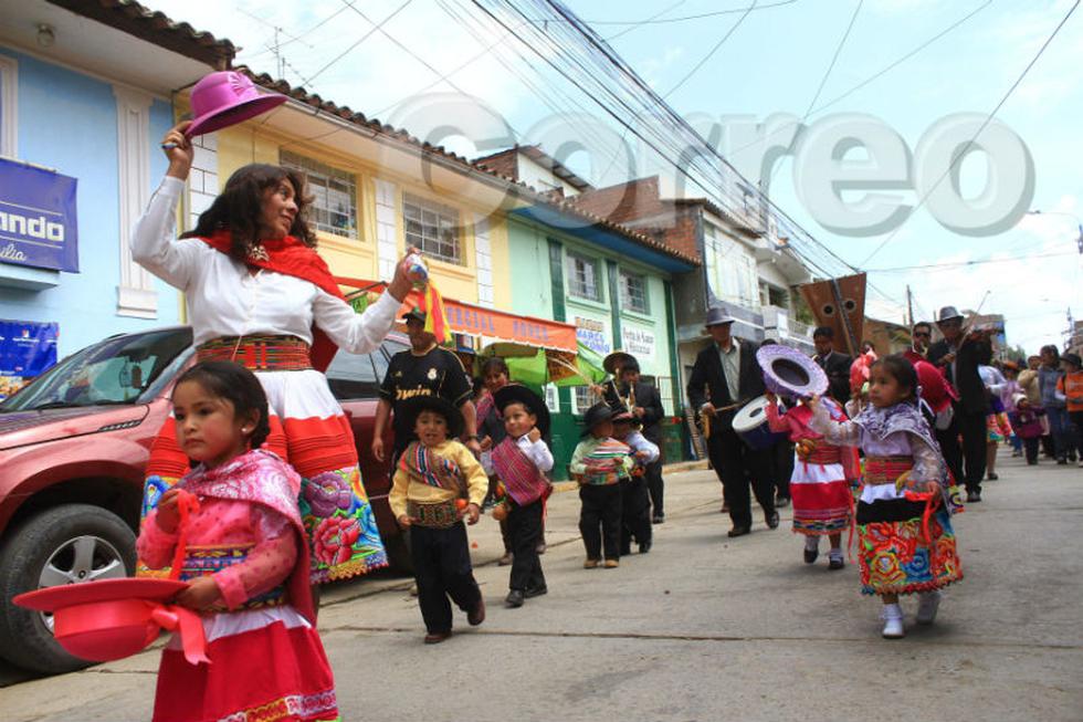 Niños "marcan" plantas en fiesta de santiago (FOTOS)