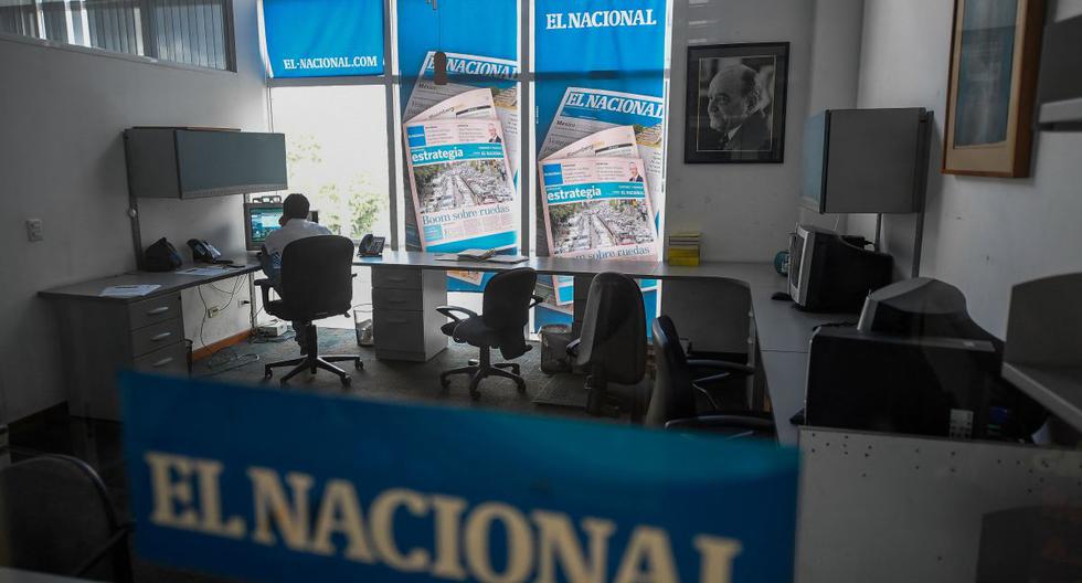 En esta foto de archivo tomada el 3 de julio de 2019, un empleado trabaja en una sala del diario venezolano El Nacional en Caracas. (Federico PARRA / AFP).