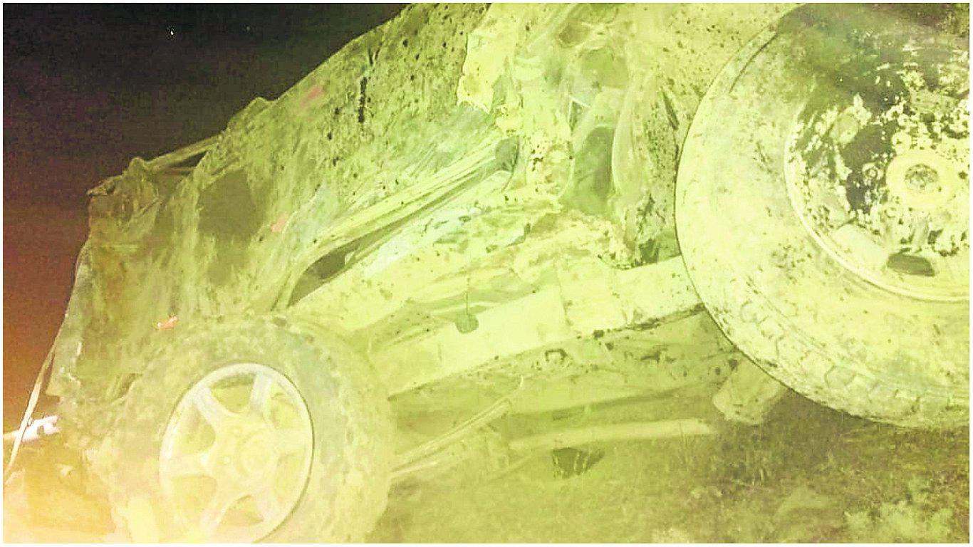 Tres muertos y dos heridos deja caída de camioneta a un abismo de 300 metros en Quillo  