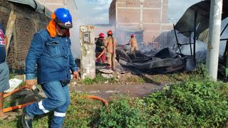 Tumbes: Incendio arrasa con dos viviendas en el distrito de Aguas Verdes ocasionado por un cortocircuito 