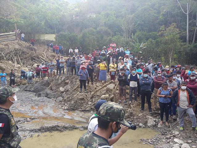 Mineros informales rodean a las autoridades en río Tambopata (FOTOS)