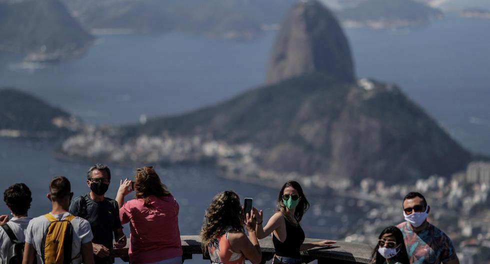 Turistas toman fotos en el Cristo del Corcovado en Río de Janeiro (Brasil). (EFE/ Antonio Lacerda).