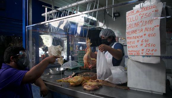 En los mercados minoristas, la carne de pollo eviscerado se puede hallar desde los S/ 7 hasta los S/ 8.80 por kilo. (Foto: Eduardo Cavero / GEC)