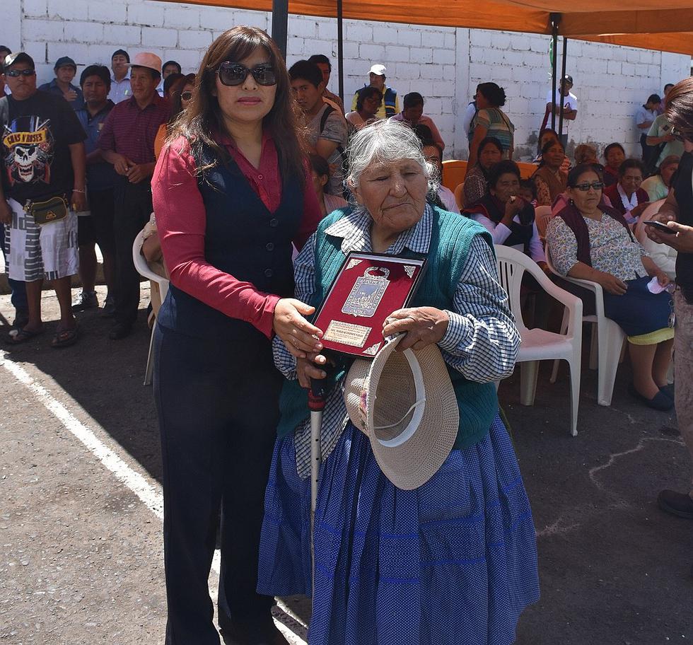 Primer mercado de Alto de la Alianza celebra Bodas de Oro con paseo de la bandera