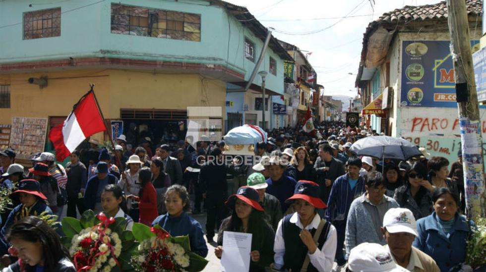 Con multitudinario cortejo fúnebre y  escenas de dolor entierran a mártir de Jauja 
