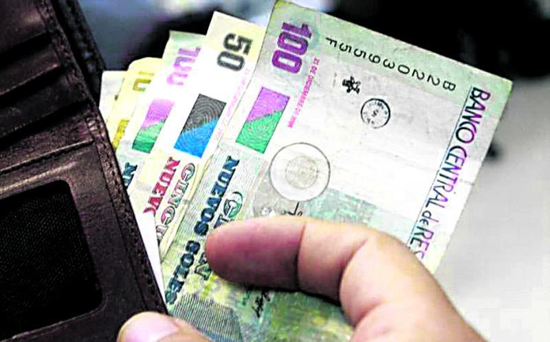 Ciudadano honrado devuelve billetera con 800 soles