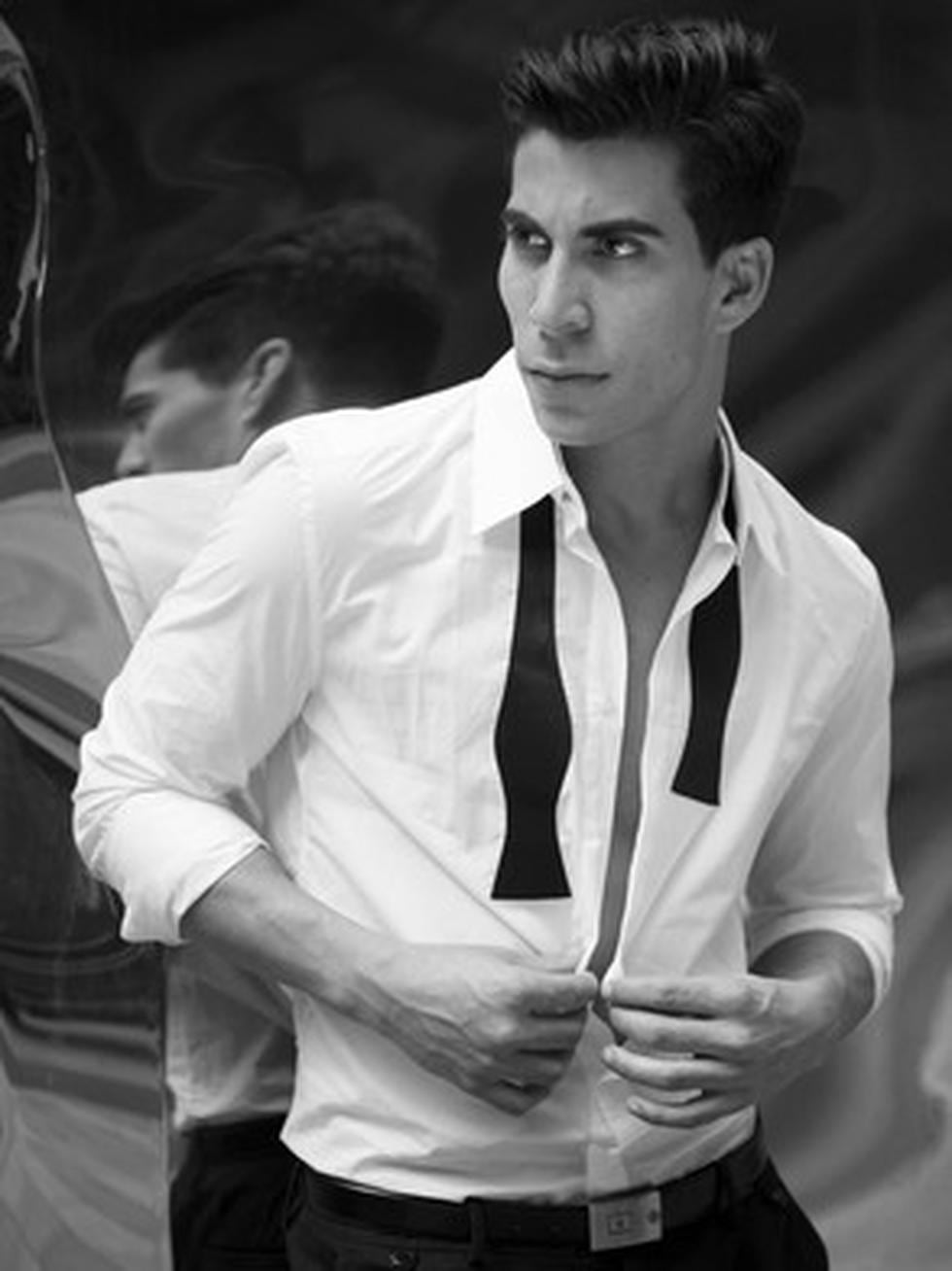 Adrian Lara de "Open English" muestra sus fotos más sexys