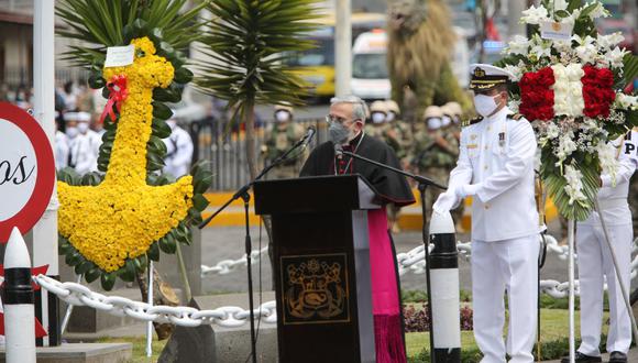 Arzobispo de Arequipa da mensaje en ceremonia de la Marina de Guerra del Perú. (Foto: Leonardo Cuito)