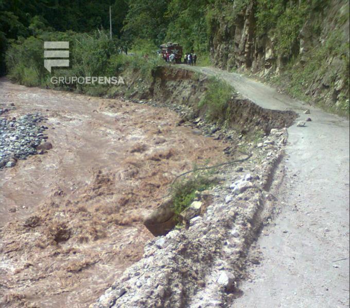 Monobamba: Pasajeros caminan tres horas por colapso de carretera