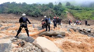 Piura: Soldados y policías ayudan a damnificados del aluvión en Canchaque