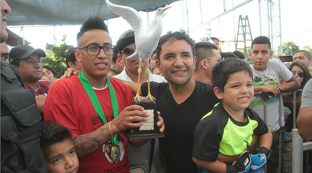 Christian Cueva recibe la Garza de Oro en Nuevo Chimbote