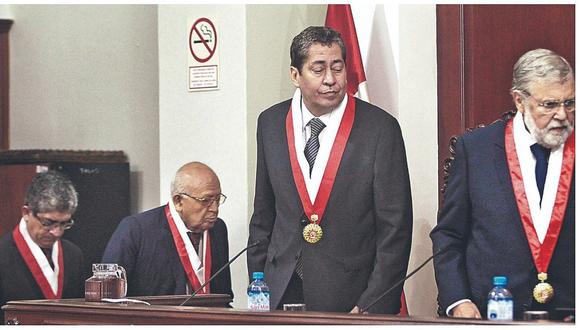 Magistrado Eloy Espinosa-Saldaña se presentó como doctor sin serlo