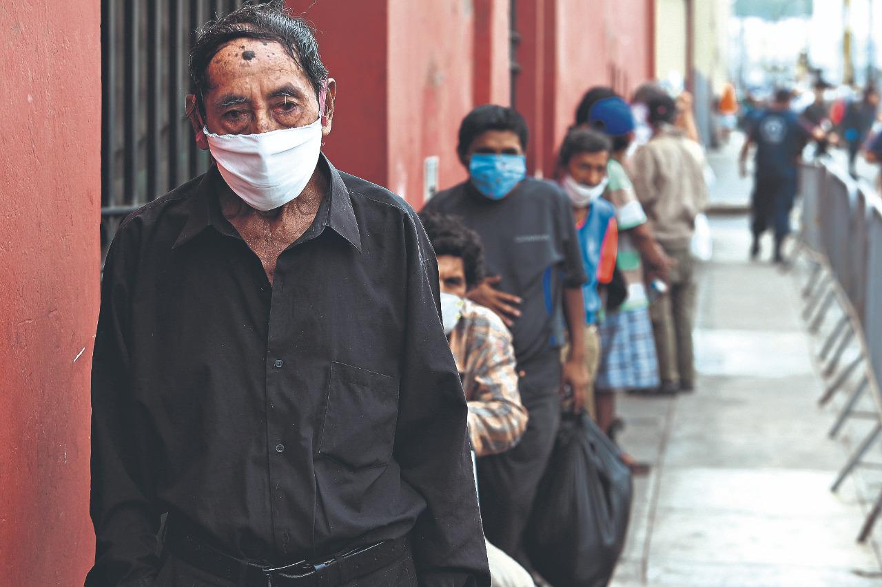 Los médicos recomiendan que los adultos mayores no salgan de casa. (Foto: Alessandro Currarino/GEC)
