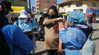 Vacunan en parques y terminales en Huancayo durante el feriado largo 
