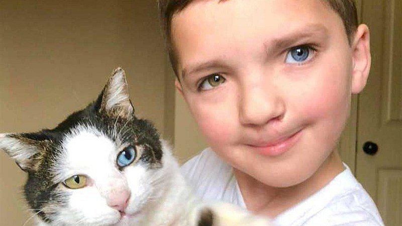 Niño con una condición especial en los ojos tiene un gato igual a él