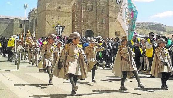 Puno: ​Carolinos celebran su día participarón de desfile.