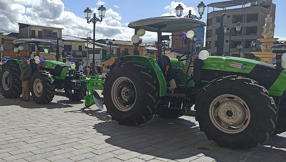 Agricultores de Santiago de Chuco se benefician con tractores 