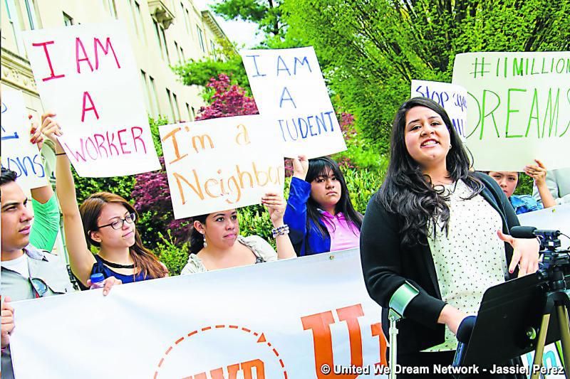 Iqueña defensora de inmigrantes saca cara por hispanos en EE.UU.