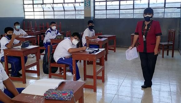Alumnos de la I.E. Sebastián Barranca en Camaná usan mobiliario del nivel inicial por falta de carpetas