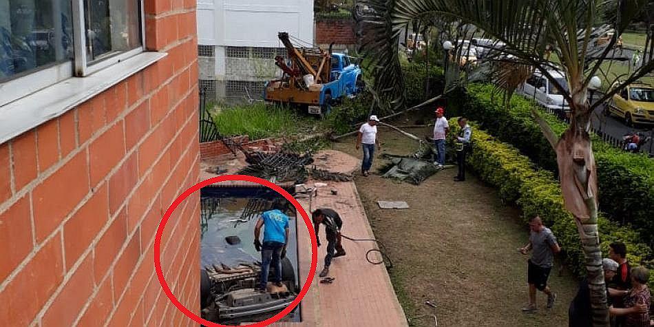 Joven hunde el carro de sus padres en una piscina (VIDEO)