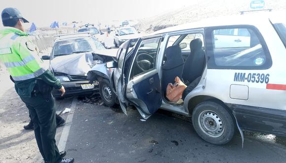 Vehículos quedaron empotrados en medio del kilómetro 04 de la carretera de Tacna a Tarata. (Foto: Difusión)